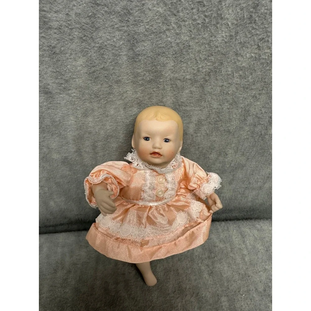 Yolando Bello Vintage 1994 Porcelain Baby Doll Girl Peach Lace Dress Excellent‎